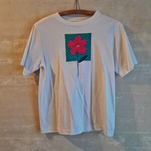 245a. vintage white flower graphic 90s 2000s t-shirt, S
